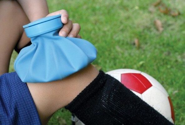 Appliquer une compresse froide sur une blessure au genou.