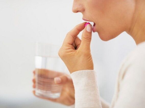 Prenez des médicaments pour soulager la douleur au genou.