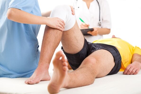 Le médecin sélectionne un schéma thérapeutique pour un patient souffrant d'arthrose après un examen diagnostique.