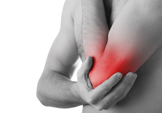 Un gonflement et une douleur aiguë dans l'articulation sont des signes du dernier stade de l'arthrose.