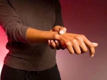 Douleur intense et difficulté à bouger dans les articulations des doigts en raison de l'arthrite.